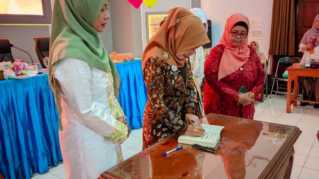 Rayakan HUT ke-25 dan Hari Ibu, DWP Disdikbud Jombang Luncurkan Buku Inspiratif 'Tentang Sebuah Hati'