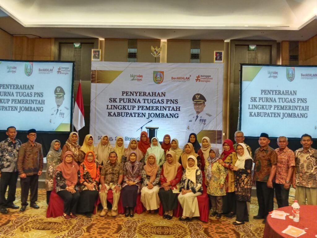 67 PNS Disdikbud Jombang Terima SK Pensiun, Wor Windari Berikan Apresiasi