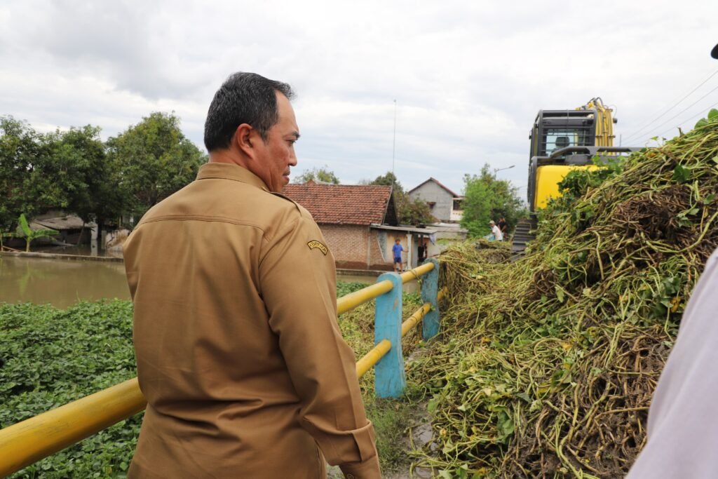 Banjir Landa Desa Jombok, Pj Bupati Turun Tangan Pantau Penanganan