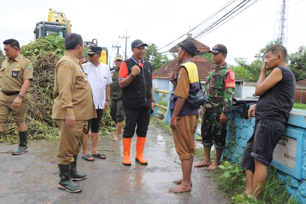 Banjir Landa Desa Jombok, Pj Bupati Turun Tangan Pantau Penanganan