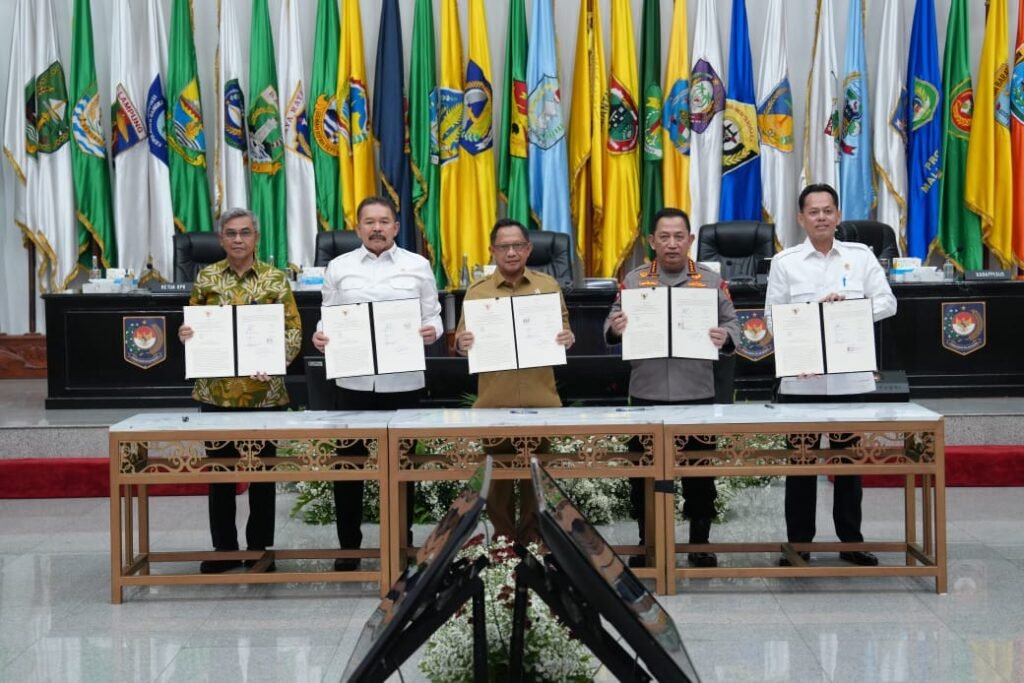 Perkuat Pengawasan Perizinan Daerah, Jaksa Agung Tandatangan Nota Kesepahaman