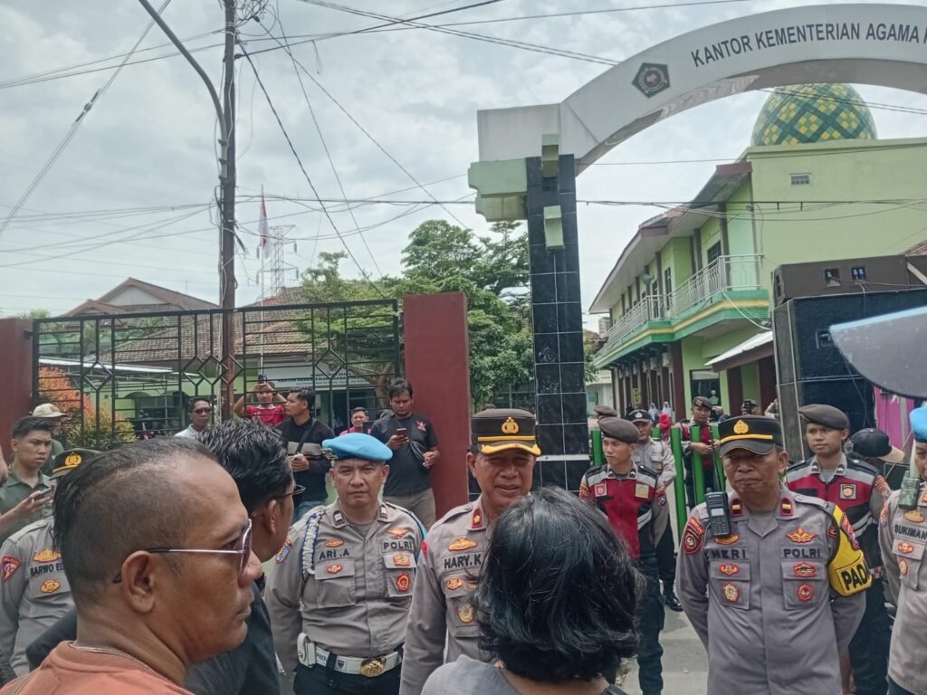 KEMENAG (Kementrian Agama) Kab Kediri, di Demo Oleh Forum Komunikasi Kediri Maju(Lsm)