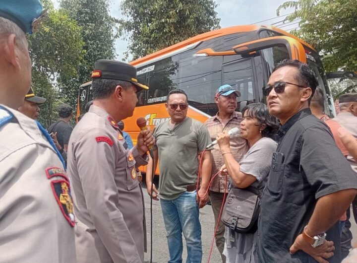 KEMENAG (Kementrian Agama) Kab Kediri, di Demo Oleh Forum Komunikasi Kediri Maju(Lsm)
