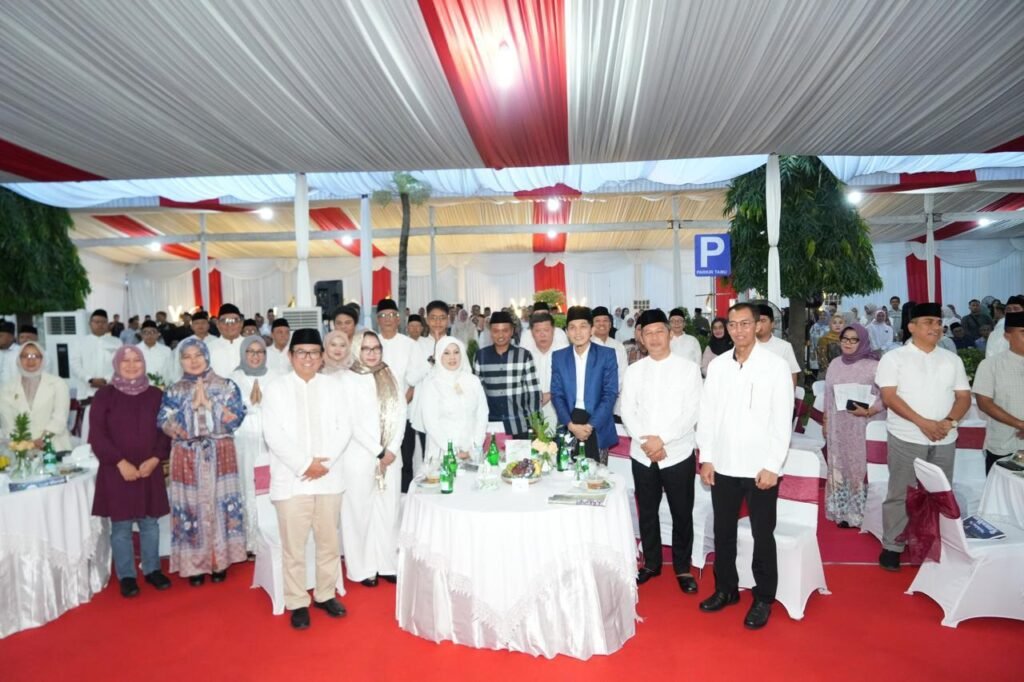 Kajati Jatim Santuni 50 Anak Yatim Saat Buka Bersama.