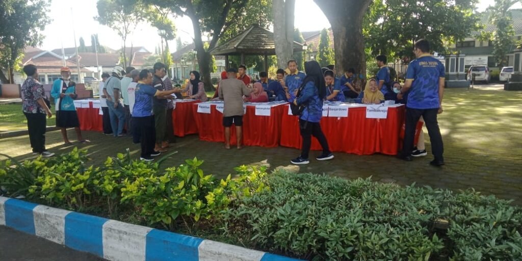Pemkab Jombang Melalui Dinas Sosial Bagi Sembako Serta Uang Tunai.