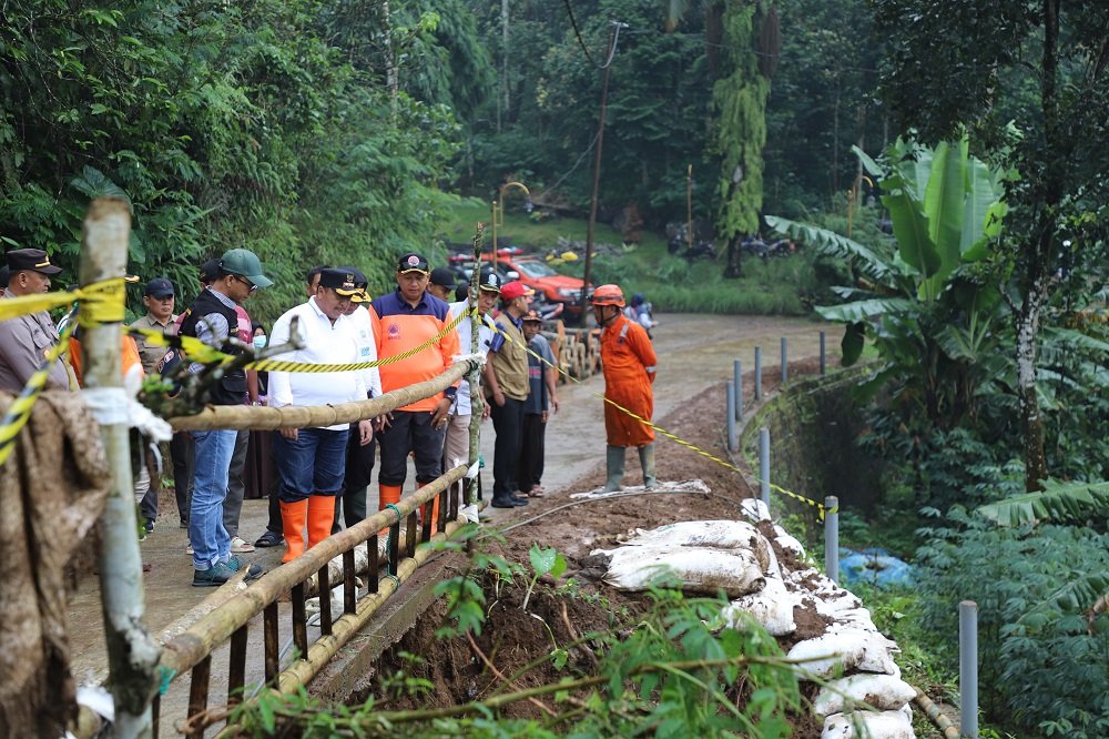 Bupati Warsubi Turun ke Lokasi! Pastikan Bantuan untuk Korban Longsor Wonosalam. /Jombangkab.go.id