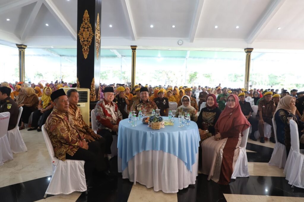 Kebersamaan Hangat di Pendopo: Silaturahmi Lintas Generasi Warnai Halalbihalal Paguyuban Ringin Contong. /jombangkab.go.id