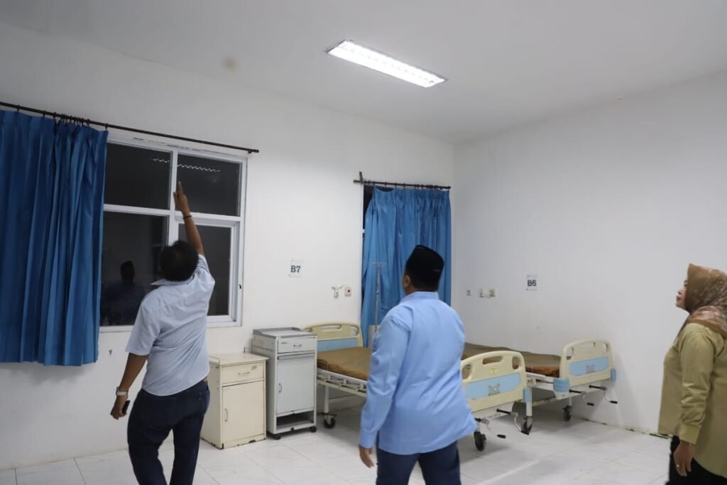 Langkah Cepat Bupati Jombang Tindaklanjuti Plafon Ambrol di Puskesmas Perak. /jombangkab.go.ig