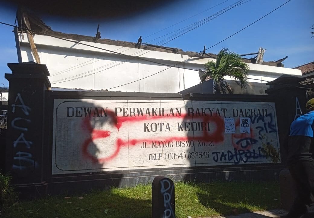 Demo Ricuh di Kediri, Gedung DPRD dan Instansi Pemerintah Dibakar Massa