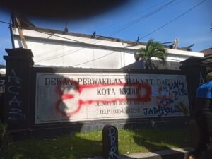 Demo Ricuh di Kediri, Gedung DPRD dan Instansi Pemerintah Dibakar Massa