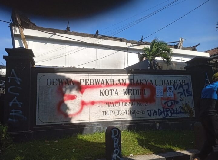 Demo Ricuh di Kediri, Gedung DPRD dan Instansi Pemerintah Dibakar Massa