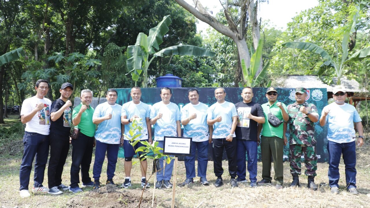 Pemkab Jombang dan Kejaksaan Agung Tanam Pohon di Sumberboto: Wujud Sinergi untuk Alam yang Lestari. jombangkab.go.id