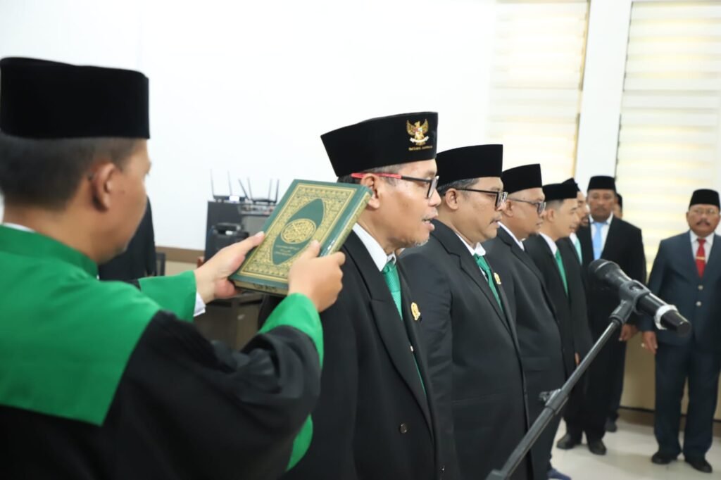 Bupati Warsubi Lantik Pimpinan Baru Baznas Jombang 2025–2030: Dorong Optimalisasi Zakat untuk Pengentasan Kemiskinan. /jombangkab.go.id