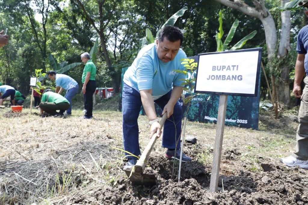 Pemkab Jombang dan Kejaksaan Agung Tanam Pohon di Sumberboto: Wujud Sinergi untuk Alam yang Lestari. jombangkab.go.id