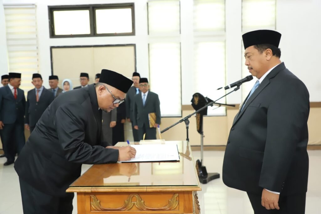 Bupati Warsubi Lantik Pimpinan Baru Baznas Jombang 2025–2030: Dorong Optimalisasi Zakat untuk Pengentasan Kemiskinan. /jombangkab.go.id