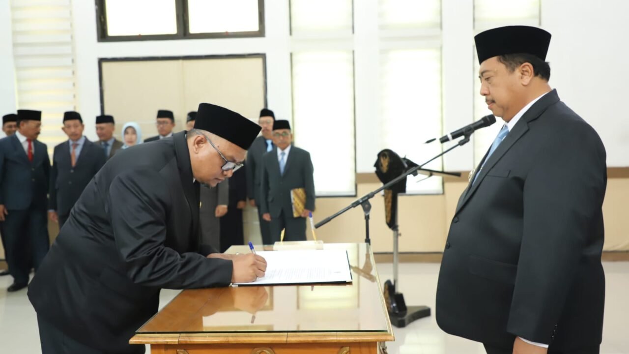 Bupati Warsubi Lantik Pimpinan Baru Baznas Jombang 2025–2030: Dorong Optimalisasi Zakat untuk Pengentasan Kemiskinan. /jombangkab.go.id