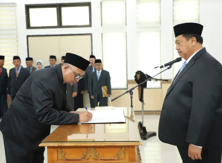 Bupati Warsubi Lantik Pimpinan Baru Baznas Jombang 2025–2030: Dorong Optimalisasi Zakat untuk Pengentasan Kemiskinan. /jombangkab.go.id