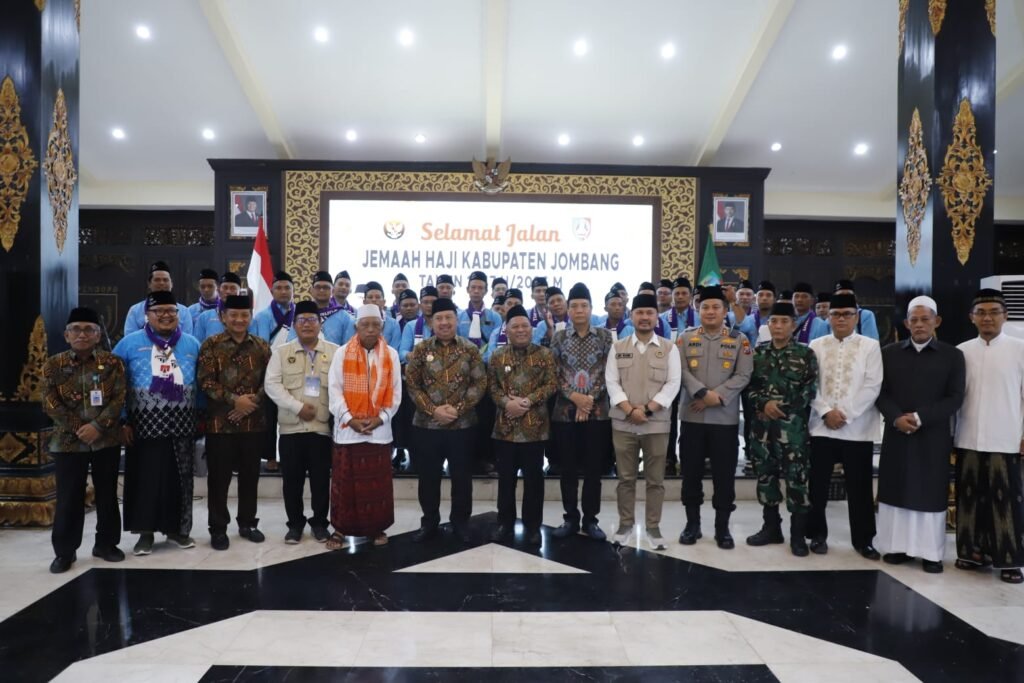 Isak Haru Iringi Keberangkatan Jemaah Haji Jombang, Bupati Warsubi Lepas Kloter 60 dan 61