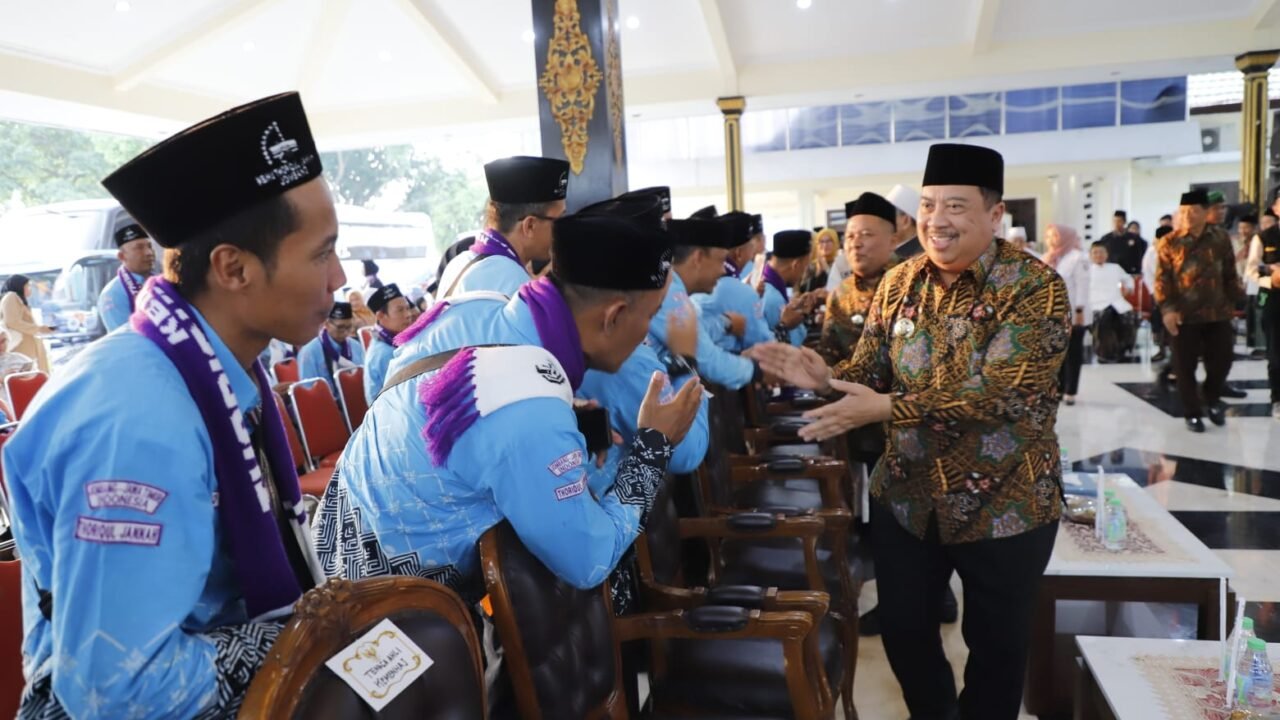 Isak Haru Iringi Keberangkatan Jemaah Haji Jombang, Bupati Warsubi Lepas Kloter 60 dan 61