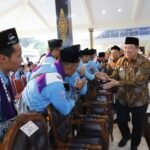 Isak Haru Iringi Keberangkatan Jemaah Haji Jombang, Bupati Warsubi Lepas Kloter 60 dan 61