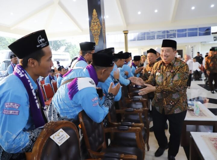 Isak Haru Iringi Keberangkatan Jemaah Haji Jombang, Bupati Warsubi Lepas Kloter 60 dan 61
