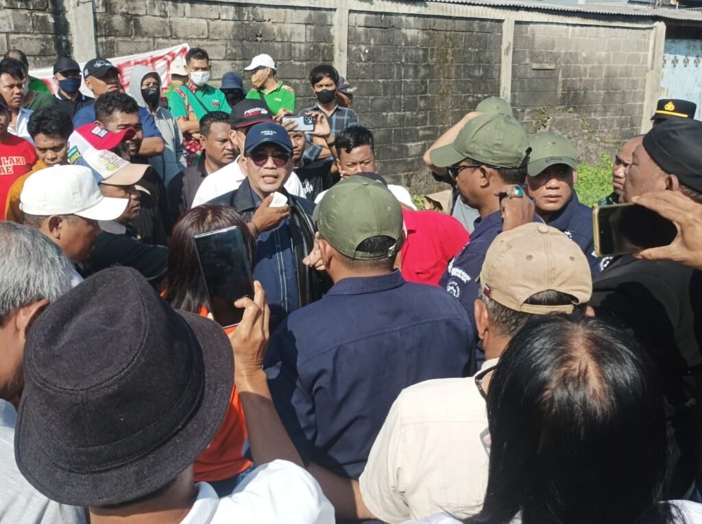 Ket. foto: Advokat Dr. Yafeti Waruwu, SH., MH. (topi dan jaket hitam) ditengah kerumunan massa Eksekusi gudang Margomulyo Surabaya pada Kamis, 4 Juni 2026.