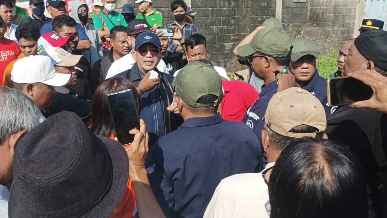 Ket. foto: Advokat Dr. Yafeti Waruwu, SH., MH. (topi dan jaket hitam) ditengah kerumunan massa Eksekusi gudang Margomulyo Surabaya pada Kamis, 4 Juni 2026.