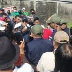 Ket. foto: Advokat Dr. Yafeti Waruwu, SH., MH. (topi dan jaket hitam) ditengah kerumunan massa Eksekusi gudang Margomulyo Surabaya pada Kamis, 4 Juni 2026.