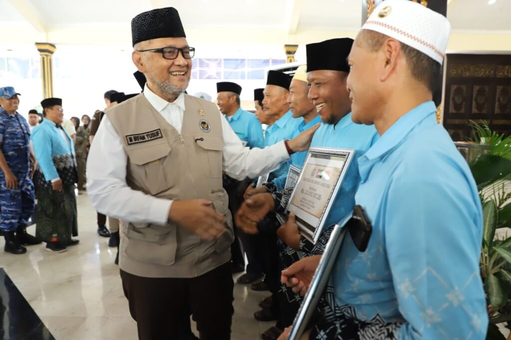 Menteri Haji Sambut Kepulangan Jemaah Jombang, 17 Jemaah Terima Bantuan dari UEA