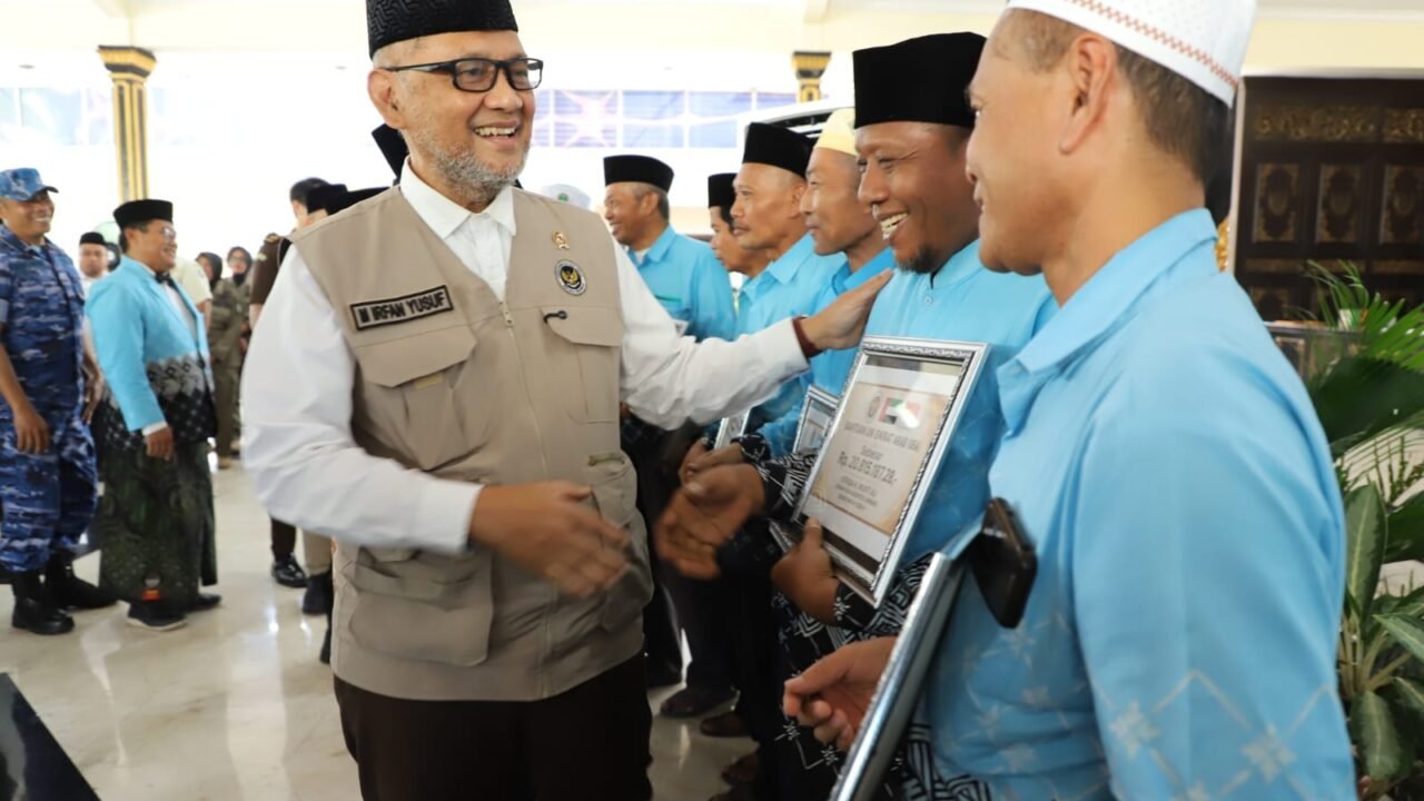 Menteri Haji Sambut Kepulangan Jemaah Jombang, 17 Jemaah Terima Bantuan dari UEA