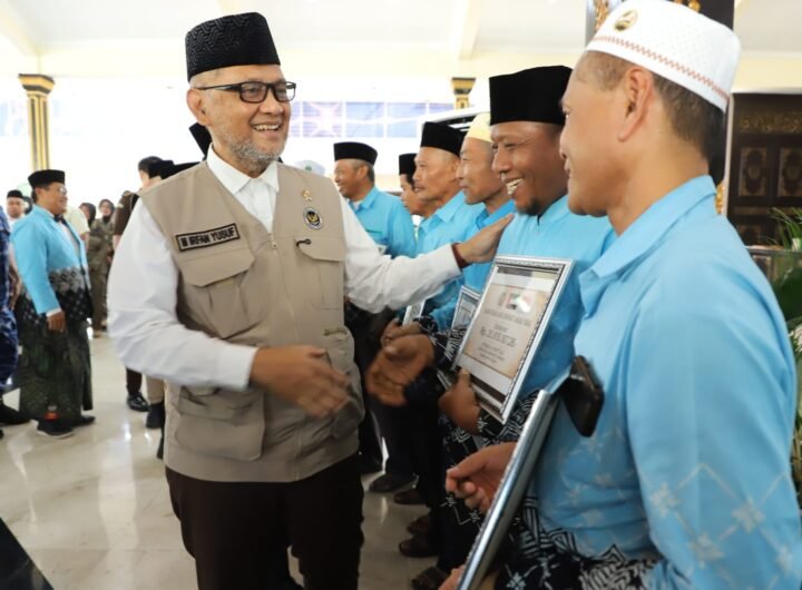 Menteri Haji Sambut Kepulangan Jemaah Jombang, 17 Jemaah Terima Bantuan dari UEA