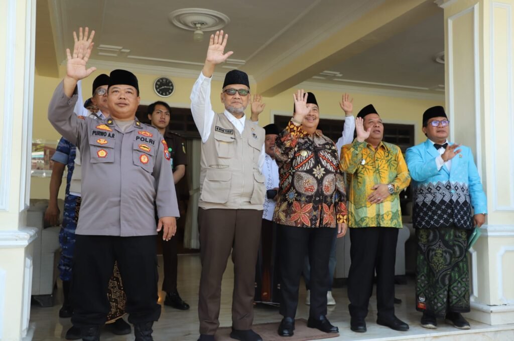 Menteri Haji Sambut Kepulangan Jemaah Jombang, 17 Jemaah Terima Bantuan dari UEA
