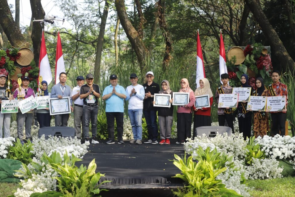 Jombang Eco Creative 2026 Meriah, Bupati Warsubi Apresiasi Pejuang Lingkungan dengan Penghargaan hingga Hadiah Umrah