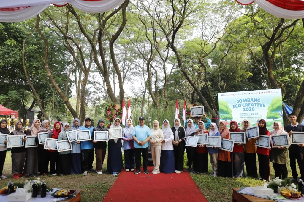 Jombang Eco Creative 2026 Meriah, Bupati Warsubi Apresiasi Pejuang Lingkungan dengan Penghargaan hingga Hadiah Umrah