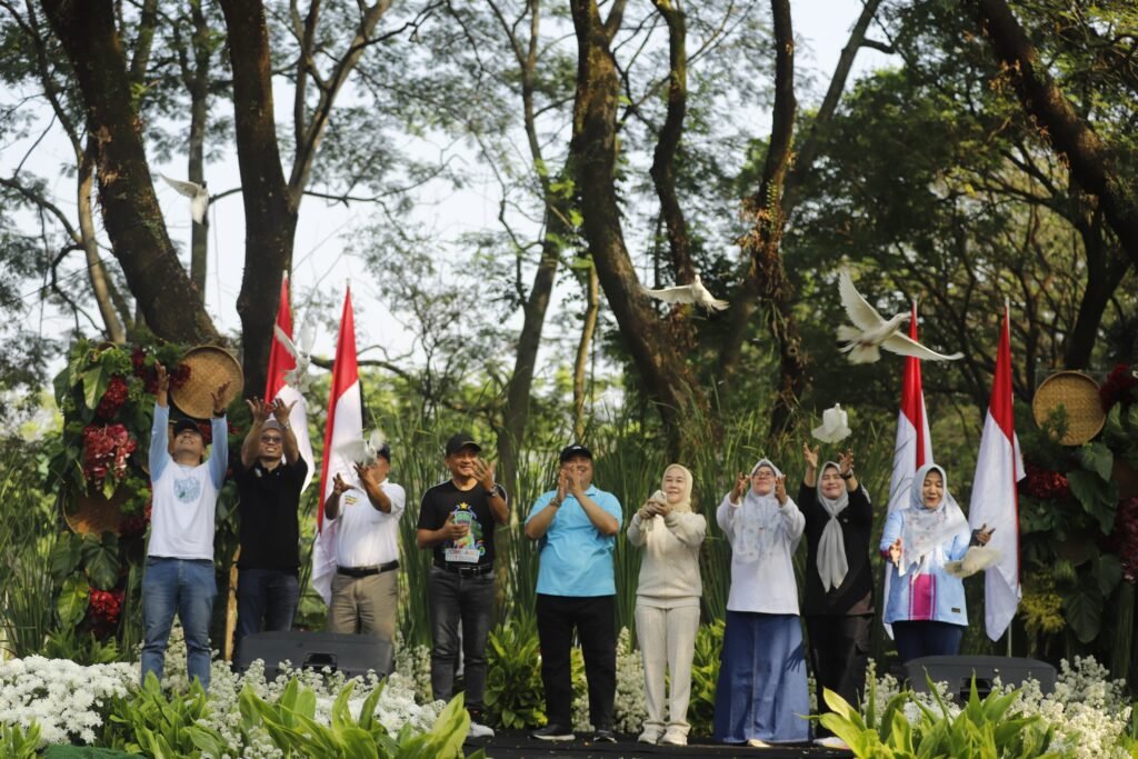 Jombang Eco Creative 2026 Meriah, Bupati Warsubi Apresiasi Pejuang Lingkungan dengan Penghargaan hingga Hadiah Umrah