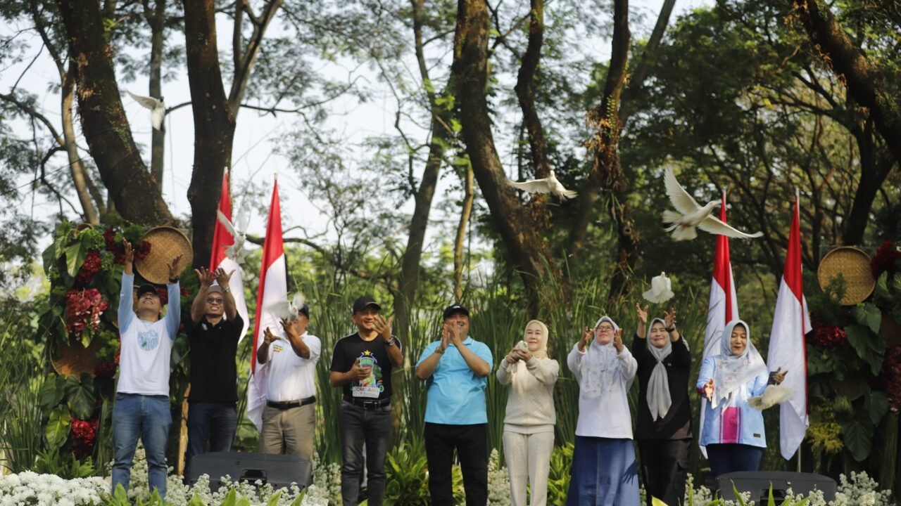 Jombang Eco Creative 2026 Meriah, Bupati Warsubi Apresiasi Pejuang Lingkungan dengan Penghargaan hingga Hadiah Umrah