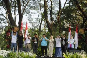 Jombang Eco Creative 2026 Meriah, Bupati Warsubi Apresiasi Pejuang Lingkungan dengan Penghargaan hingga Hadiah Umrah