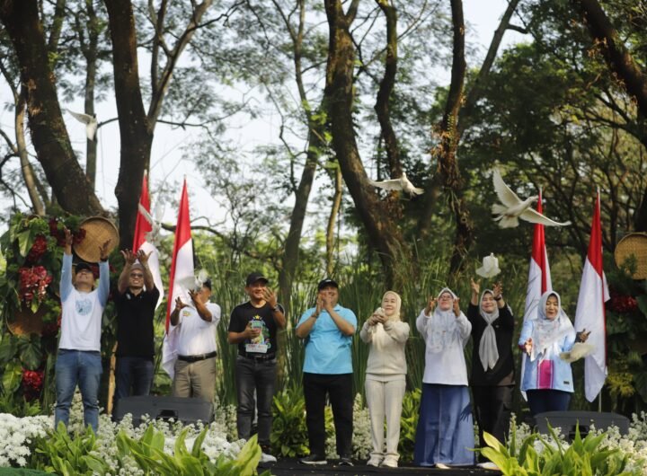 Jombang Eco Creative 2026 Meriah, Bupati Warsubi Apresiasi Pejuang Lingkungan dengan Penghargaan hingga Hadiah Umrah