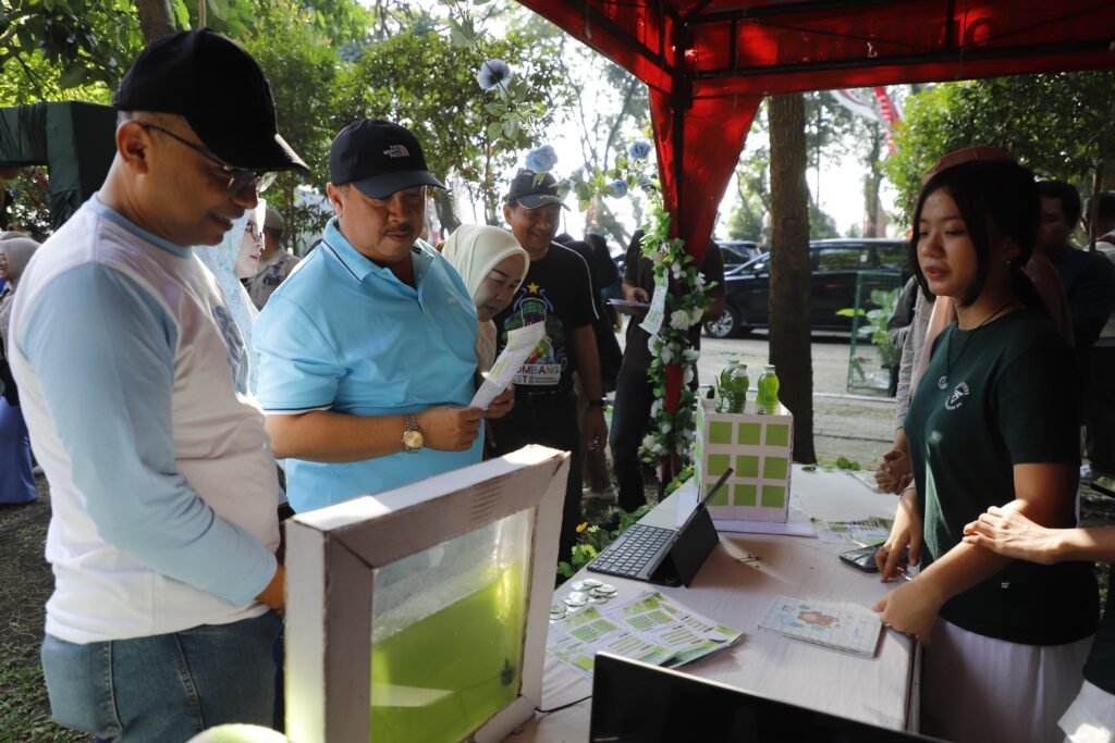 Jombang Eco Creative 2026 Meriah, Bupati Warsubi Apresiasi Pejuang Lingkungan dengan Penghargaan hingga Hadiah Umrah