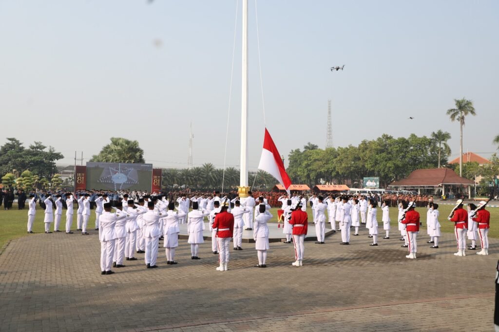 Formasi Bintang Warnai HUT ke-81 RI di Jombang, Paskibraka Kibarkan Merah Putih dengan Khidmat