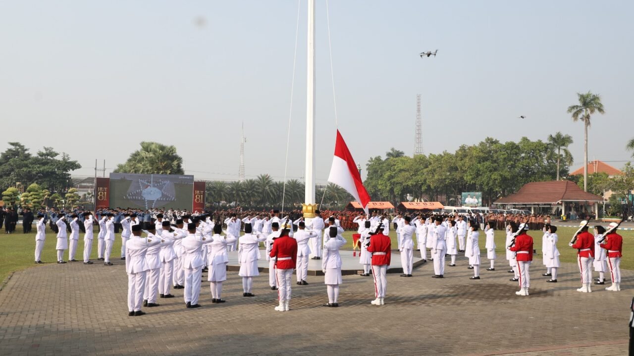 Formasi Bintang Warnai HUT ke-81 RI di Jombang, Paskibraka Kibarkan Merah Putih dengan Khidmat