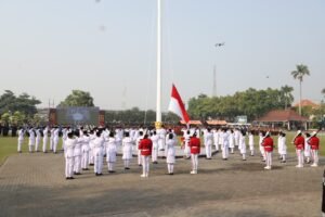 Formasi Bintang Warnai HUT ke-81 RI di Jombang, Paskibraka Kibarkan Merah Putih dengan Khidmat