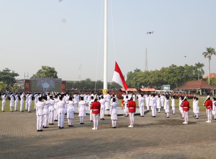 Formasi Bintang Warnai HUT ke-81 RI di Jombang, Paskibraka Kibarkan Merah Putih dengan Khidmat