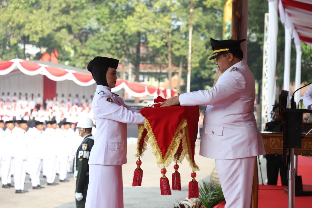 Formasi Bintang Warnai HUT ke-81 RI di Jombang, Paskibraka Kibarkan Merah Putih dengan Khidmat