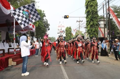 Bupati Jombang Berangkatkan 162 Peserta Gerak Jalan Ngoro Jombang (ROJO), Tekankan Disiplin dan Kekompakan