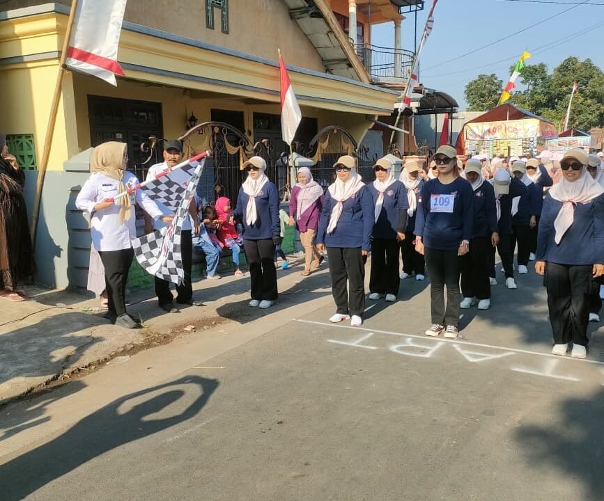 Mama Gemoy Mojojejer Curi Perhatian di Gerak Jalan Mojowarno, Semarakkan HUT ke-81 RI