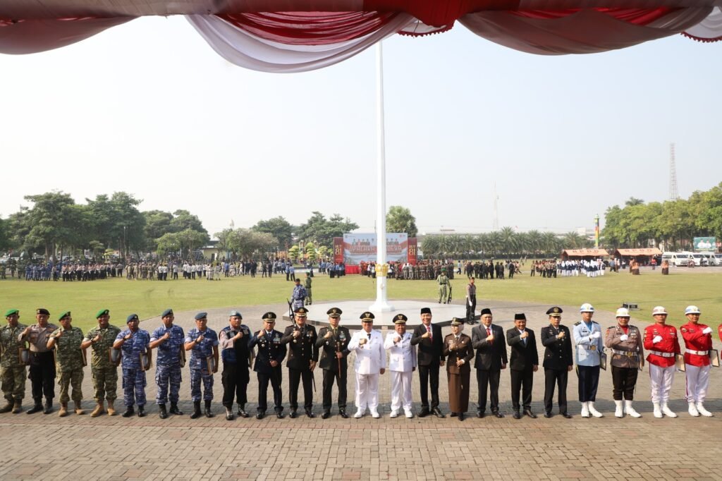 Formasi Bintang Warnai HUT ke-81 RI di Jombang, Paskibraka Kibarkan Merah Putih dengan Khidmat
