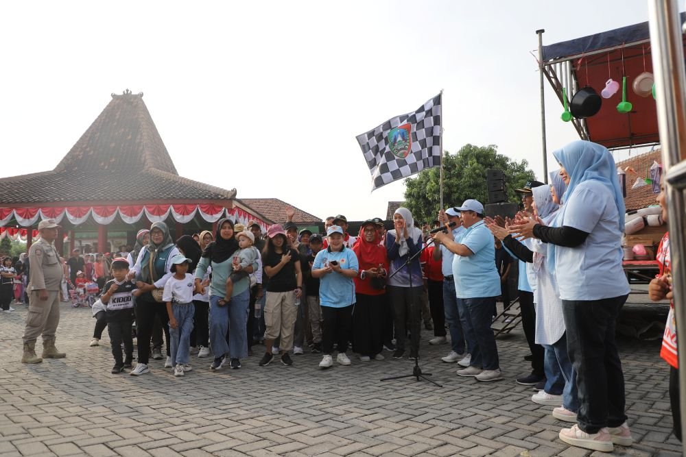 Jalan Sehat Purisemanding Meriah, Bupati Warsubi Ajak Warga Jaga Persatuan dan Hidup Sehat
