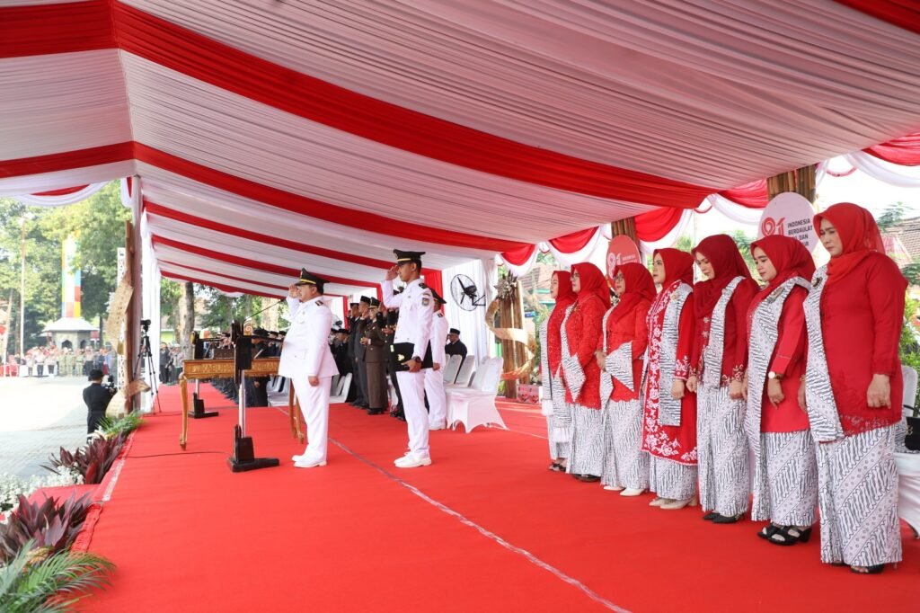 Formasi Bintang Warnai HUT ke-81 RI di Jombang, Paskibraka Kibarkan Merah Putih dengan Khidmat