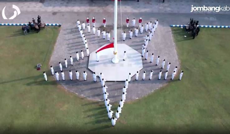 Formasi Bintang Warnai HUT ke-81 RI di Jombang, Paskibraka Kibarkan Merah Putih dengan Khidmat